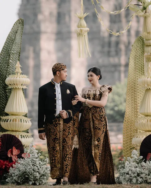 Andrian dan Diva berjalan di depan Candi Prambanan