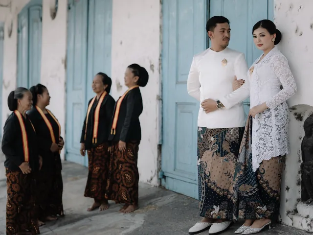 Andrian dan Diva berbusana putih bersama para abdi dalem