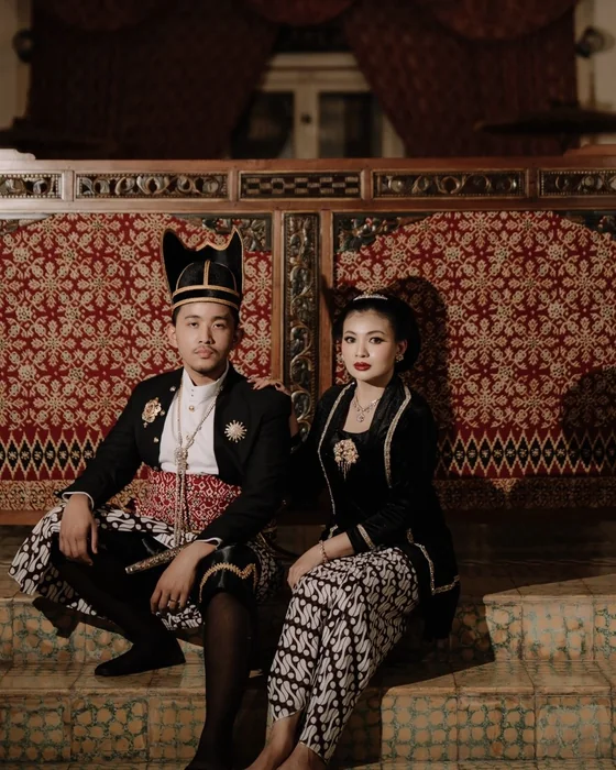 Andrian dan Diva di depan pintu kraton